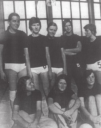 Prva___enska_ekipa_odbojkaric_na_Gori__kem__1973_.jpg